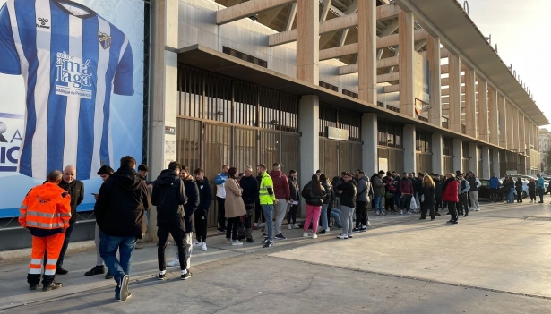Colas en `La Rosaleda` durante la matinal de este jueves (MÁLAGA CF) Colas en `La Rosaleda` durante la matinal de este jueves (MÁLAGA CF)