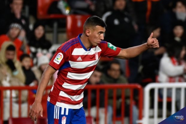 Uzuni, en un partido con el Granada (JOSÉ M. BALDOMERO) Uzuni, en un partido con el Granada (JOSÉ M. BALDOMERO)