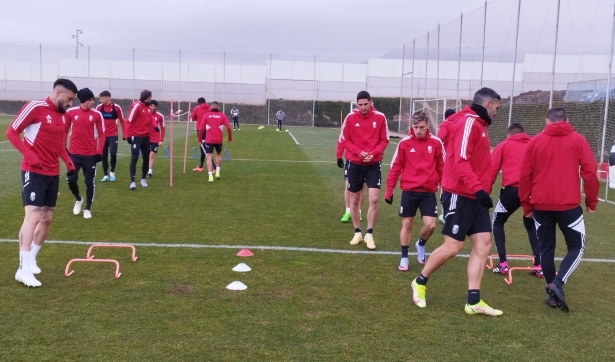 Los jugadores del Granada, durante el entrenamiento del sábado en la Ciudad Deportiva (FRAN CALVO) Los jugadores del Granada, durante el entrenamiento del sábado en la Ciudad Deportiva (FRAN CALVO)