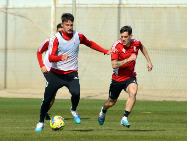 Petrovic y Pol Lozano, durante un entrenamiento en la Ciudad Deportiva (JAVIER PALMA) Petrovic y Pol Lozano, durante un entrenamiento en la Ciudad Deportiva (JAVIER PALMA)