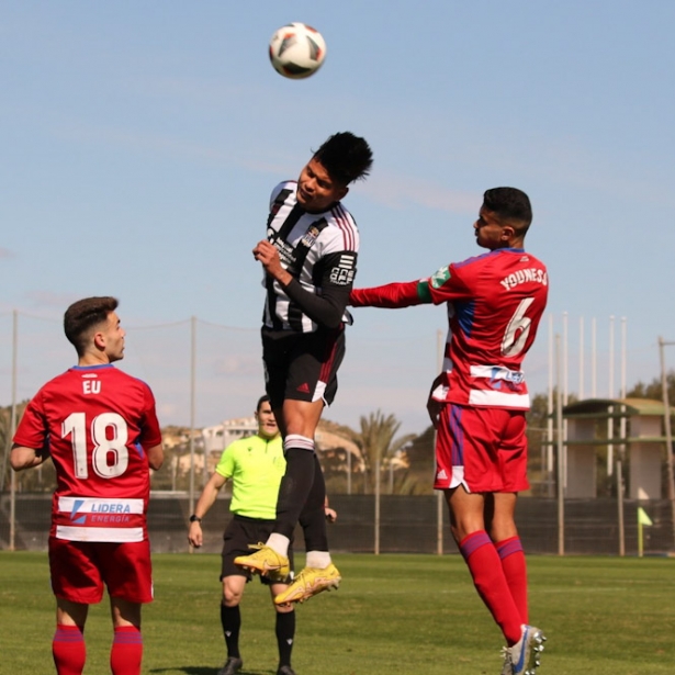 Youness salta a por el balón ante la mirada de EU (FC CARTAGENA CANTERA) 