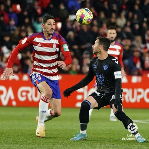 Bodiger y Rubén Castro, en un lance del derbi (LALIGA)