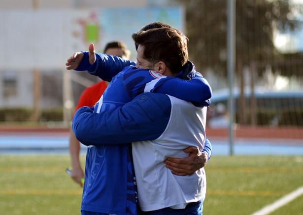 Neskes celebra con Javi Gallo el gol marcado ante El Palo (J. PALMA)