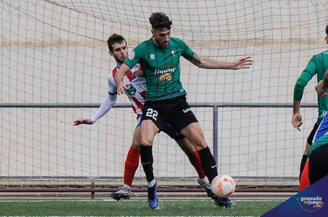 Dani Salvatierra durante el partido ante el Torredonjimeno (JOSÉ M. BALDOMERO) 