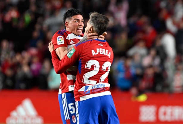 Perea celebra el tanto de falta directa con Jonatan Silva (JOSÉ M. BALDOMERO) Perea celebra el tanto de falta directa con Jonatan Silva (JOSÉ M. BALDOMERO)