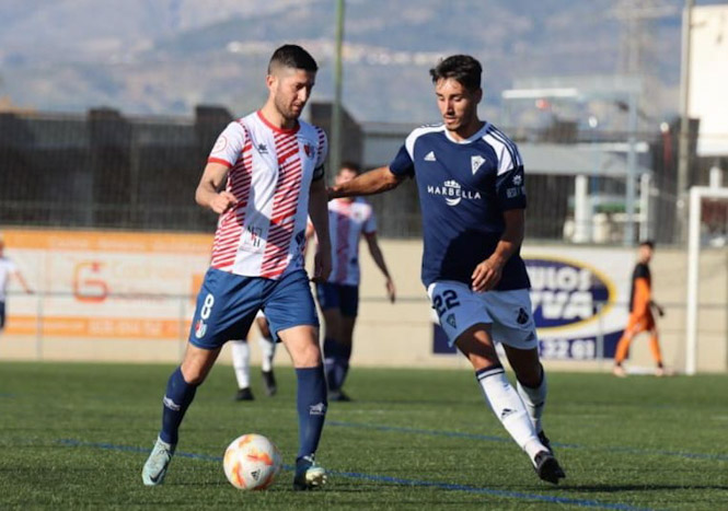 Fran Machado avanza con el balón (JOSÉ ANDRÉS FERNÁNDEZ)