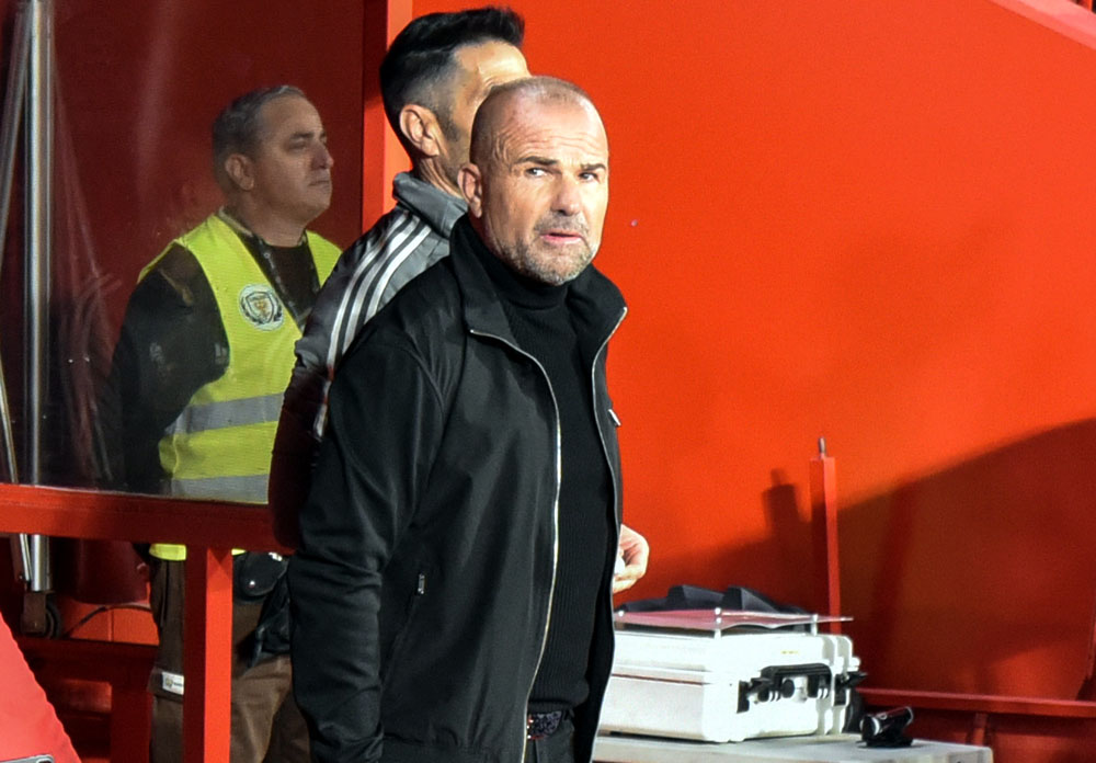 Paco López, técnico del Granada CF, en un momento del encuentro (JOSÉ M. BALDOMERO)