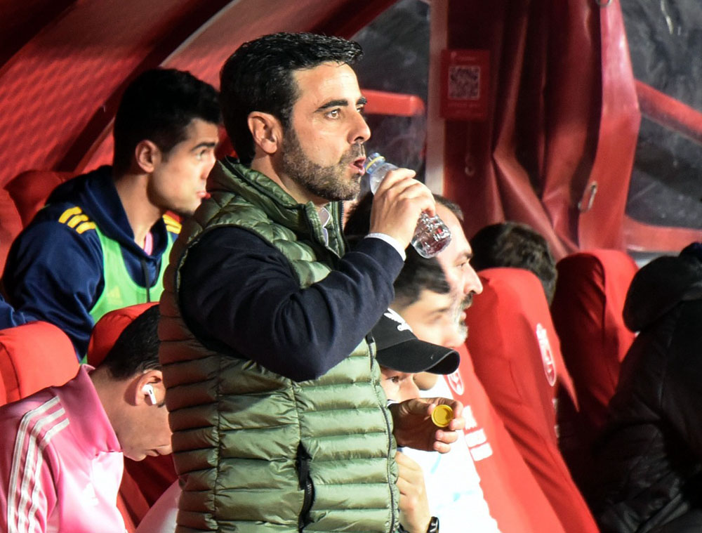 David Gallego, entrenador de la SD Ponferradina, en el banquillo (JOSÉ M. BALDOMERO)