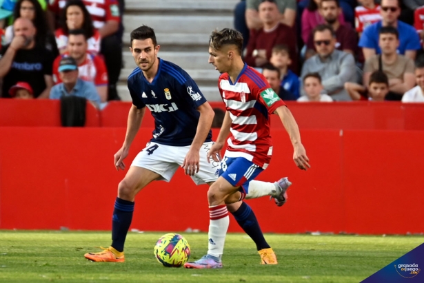 Bryan Zaragoza, que jugó de inicio, en una acción del partido (JOSÉ M. BALDOMERO)