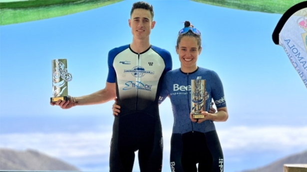 Daniel Estévez y Azahara Pozuelo posan con sus trofeos (FAC) Daniel Estévez y Azahara Pozuelo posan con sus trofeos (FAC)