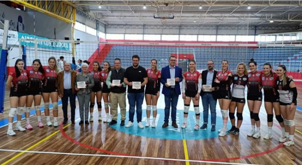 El Nevadis Albolote homenajeó a los patrocinadores en la última jornada de liga (ACV`16) El Nevadis Albolote homenajeó a los patrocinadores en la última jornada de liga (ACV`16)