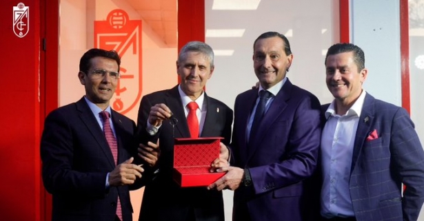 Momento de la entrega de las llaves del local (@GranadaCF) Momento de la entrega de las llaves del local (@GranadaCF)