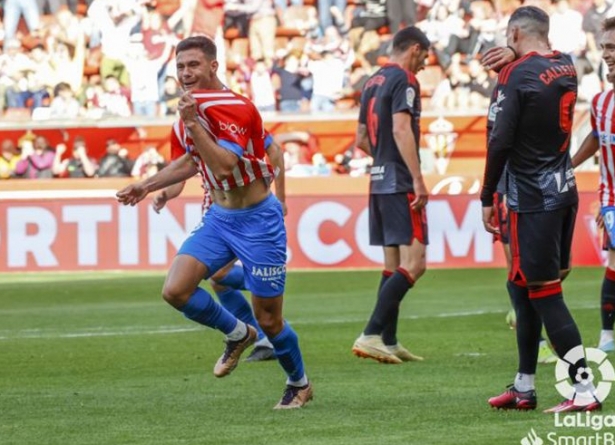 El Granada no pudo sacar nada en El Molinón 