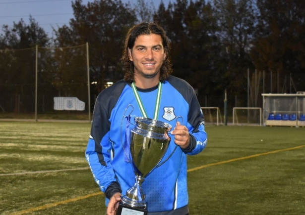 Fran Maldonado, entrenador del Puerto de Motril CF, con la Copa Provincial 