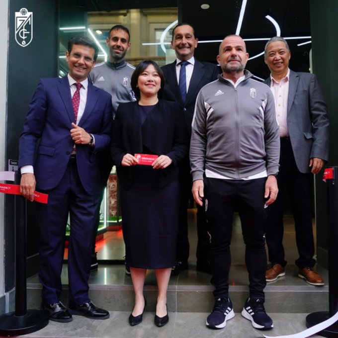 Acto de inauguración de la nueva tienda del Granada (@GranadaCF)
