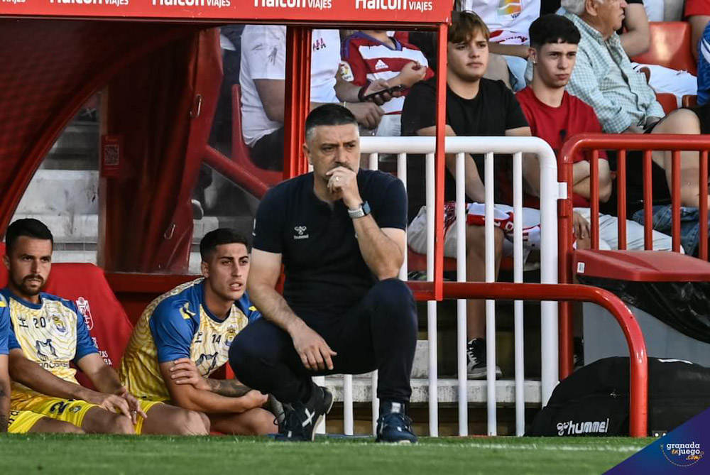 García Pimienta durante el partido (JOSÉ M. BALDOMERO)