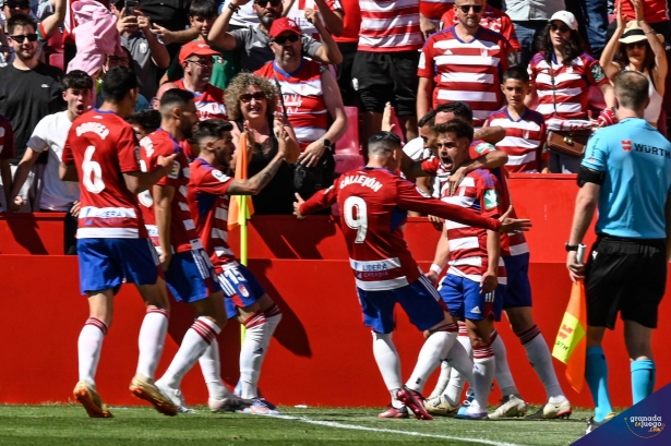 El equipo celebra el tanto de Melendo (BALDOMERO) El equipo celebra el tanto de Melendo (BALDOMERO)