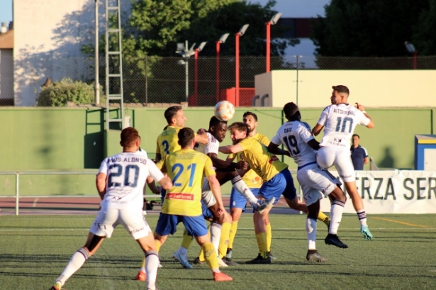 Disputa de balón entre jugadores de ambos equiops en una acción del partido (PACO CASTILLO)
