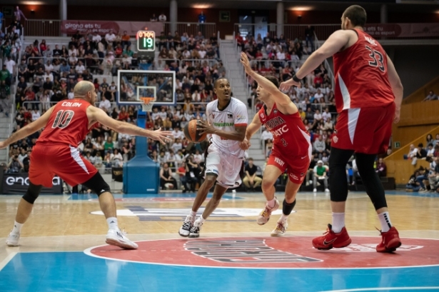Alex Renfroe juega en ataque (S. GERONÉS / ACB PHOTOS) 