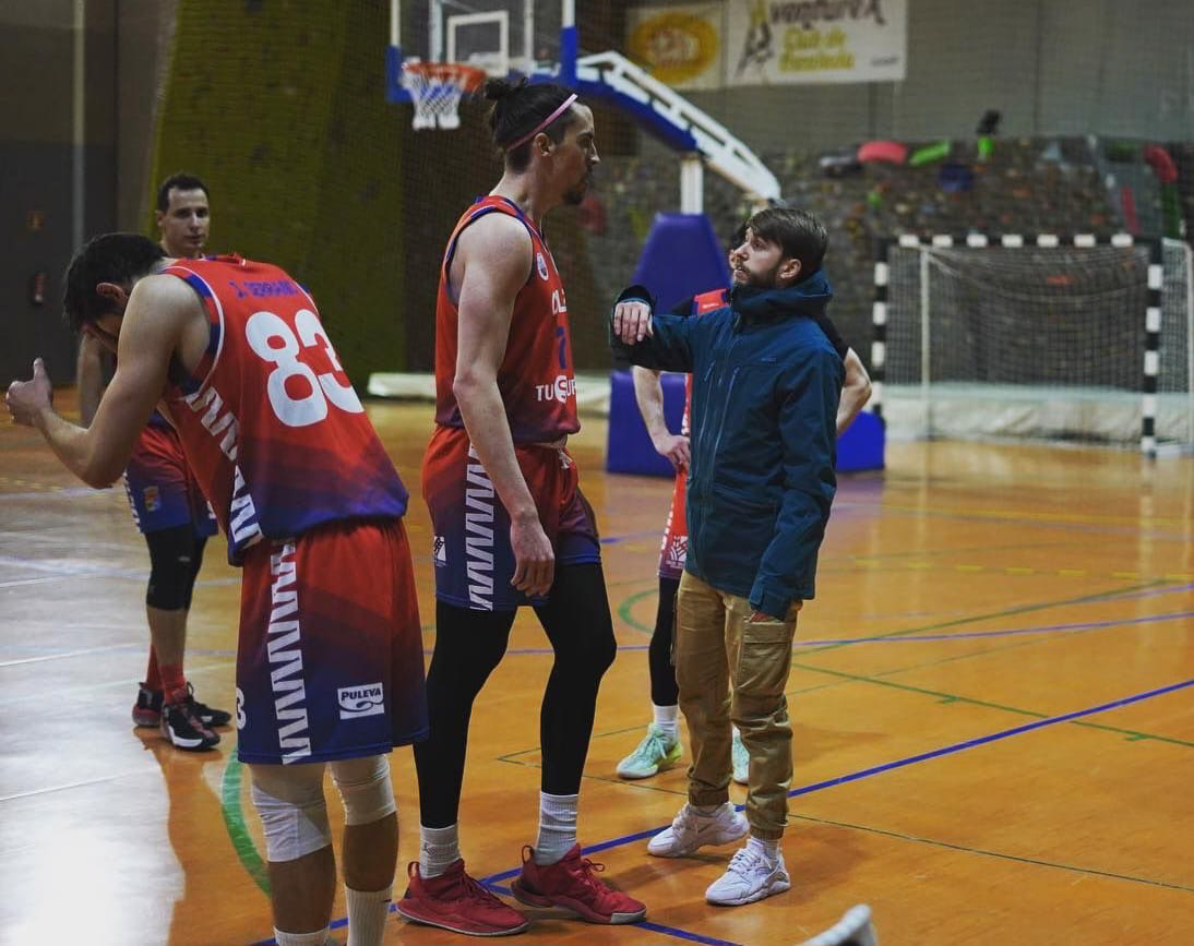 Gonzalo Hermoso da instrucciones a un jugador (TU SUPER CB LA ZUBIA)