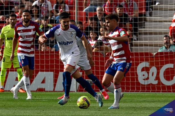 Óscar Melendo en una acción del encuentro ante la SD Eibar (JOSÉ M. BALDOMERO)