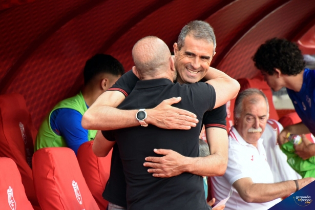Garitano saludó a Paco López antes del inicio del encuentro (JOSÉ M. BALDOMERO) Garitano saludó a Paco López antes del inicio del encuentro (JOSÉ M. BALDOMERO)