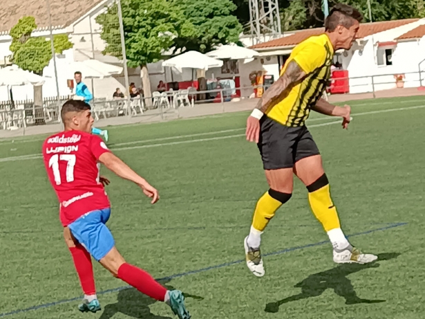 Lucas Ferreira despeja de cabeza Lucas Ferreira despeja de cabeza