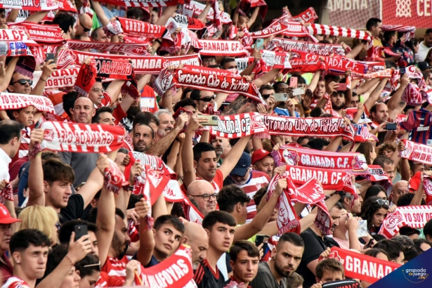 Los aficionados del Granada CF en el último partido en casa ante la SD Eibar (JOSÉ M. BALDOMERO)