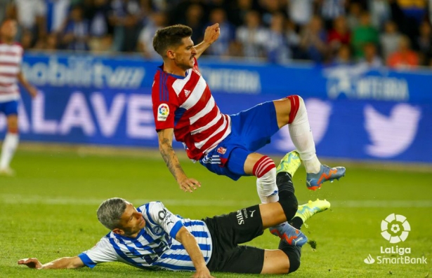 Carlos Neva en un acción del encuentro con Salva Sevilla (LALIGA)