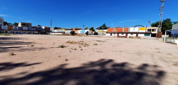 Estado actual de uno de los campos de fútbol de la Ciudad Deportiva Granada 92 (J. PALMA)