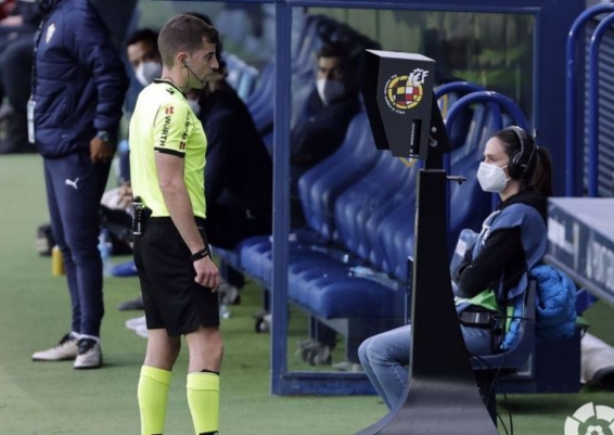 Garrido observando las imágenes del VAR Garrido observando las imágenes del VAR