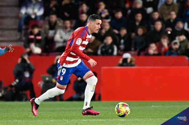 Callejón conduce en balón durante un encuentro (BALDOMERO)