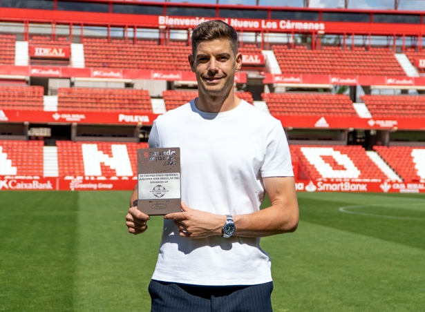 Raúl Fernández posa con el Trofeo Paco Pedrosa a la regularidad (JUAN HERN