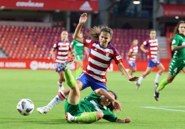 Laura Pérez durante un lance del partido (JOSÉ ANDRÉS FERNÁNDEZ)