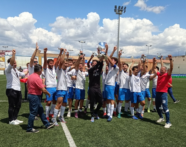 El Loja CD alza el trofeo de campeón (GRJ)
