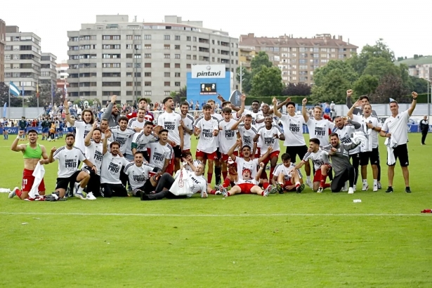 El filial celebra su ascenso (@GranadaCF) El filial celebra su ascenso (@GranadaCF)