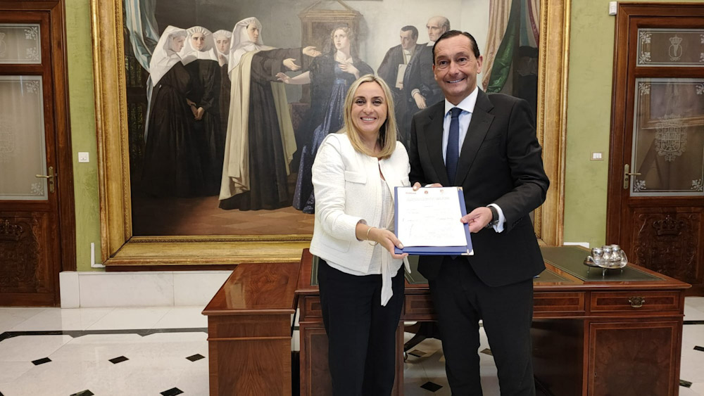 Marífrán Carazo y Alfredo García Amado con el convenio (AYUNTAMIENTO DE GRANADA)