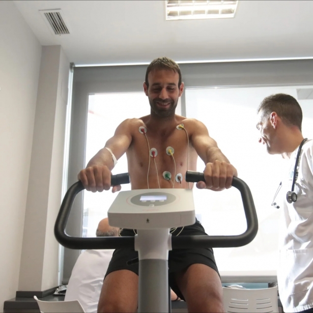 Víctor Días durante el reconocimiento médico (GRANADA CF)