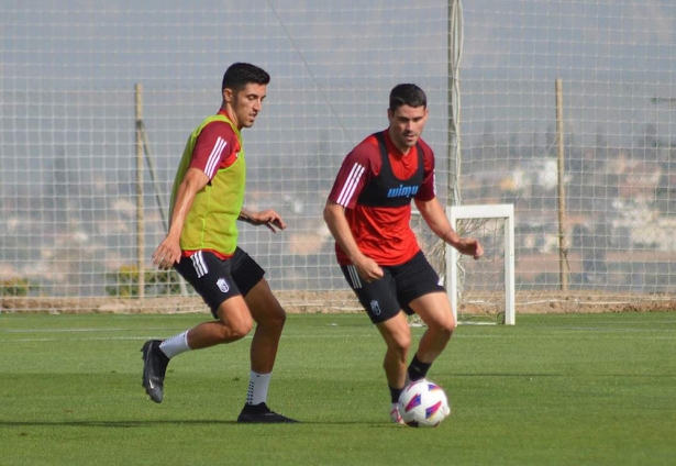 Sergio Ruiz con el balón en el primer entrenamiento de pretemporada del Granada CF (J. PALMA)