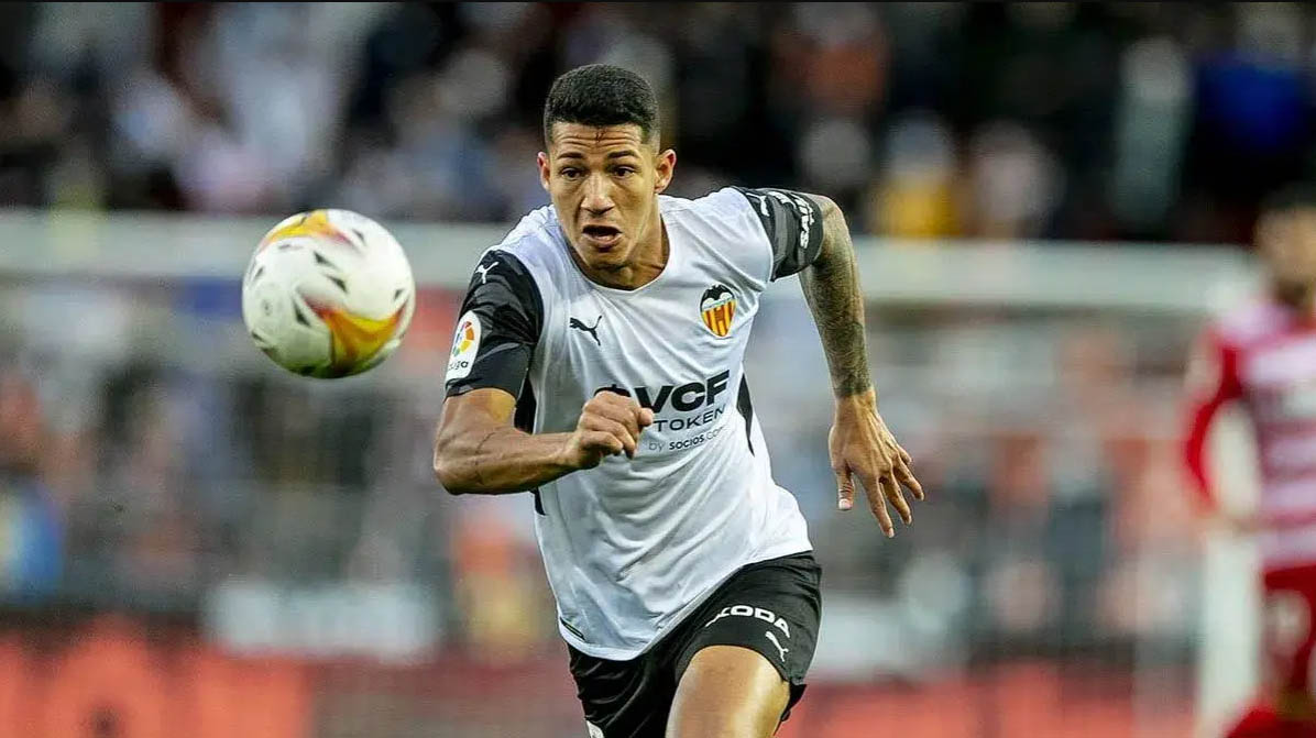 Marcos André en un partido con el Valencia (LALIGA)