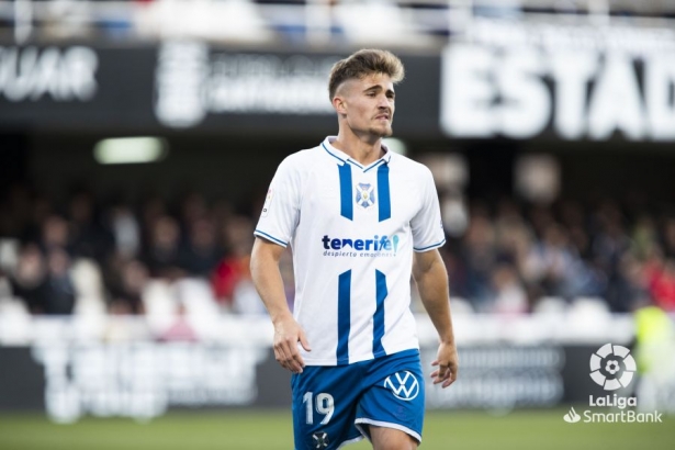 Iván Romero en un partido con el CD Tenerife (LALIGA)