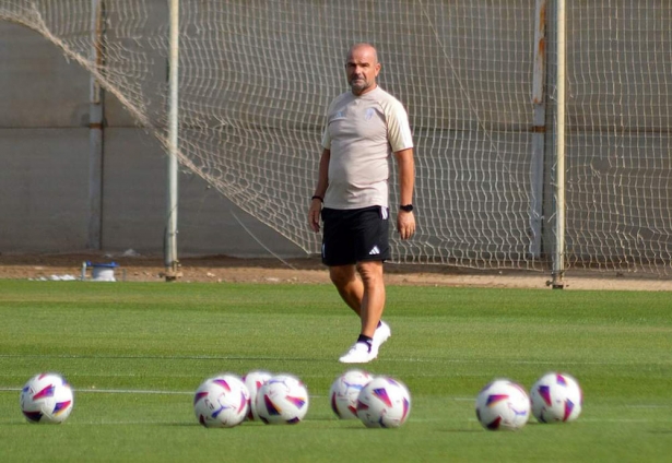 Paco López dirige el entrenamiento (JAVIER PALMA)