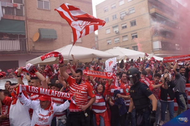 Aficionados del Granada CF (JOSÉ M. BALDOMERO)) Aficionados del Granada CF (JOSÉ M. BALDOMERO))