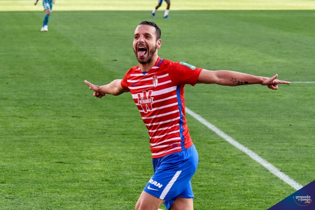 Soldado celebra un gol en su etapa como granadinista (JOSÉ M. BALDOMERO) Soldado celebra un gol en su etapa como granadinista (JOSÉ M. BALDOMERO)