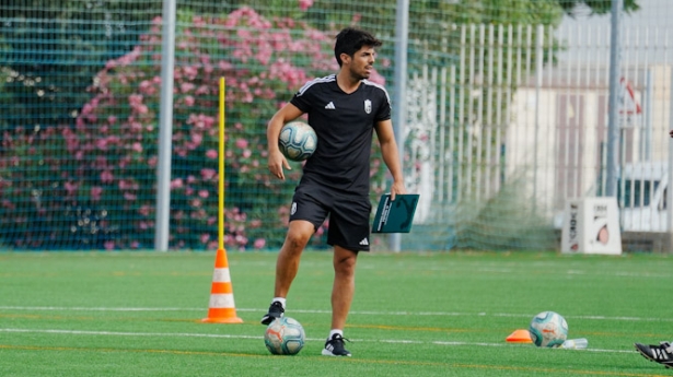 Adolfo Martínez dirige el entrenamiento (GRANADA CF) Adolfo Martínez dirige el entrenamiento (GRANADA CF)