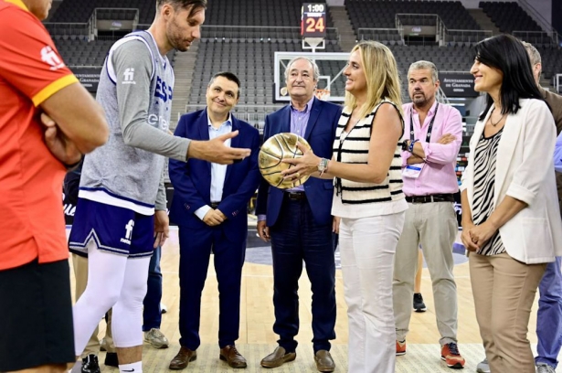 Rudy Fernández entrega el balón de oro a Marífrán Carazo (AYUNTAMIENTO GRANADA) Rudy Fernández entrega el balón de oro a Marífrán Carazo (AYUNTAMIENTO GRANADA)
