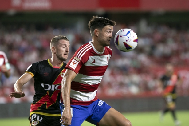 Miguel Rubio despeja el balón de cabeza ante un jugador rayista (LOF)