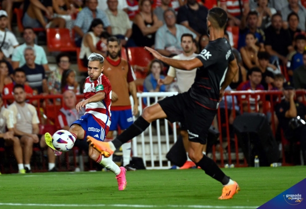 Bryan Zaragoza en una acción del encuentro ante el Real Mallorca (JOSÉ M. BALDOMERO)