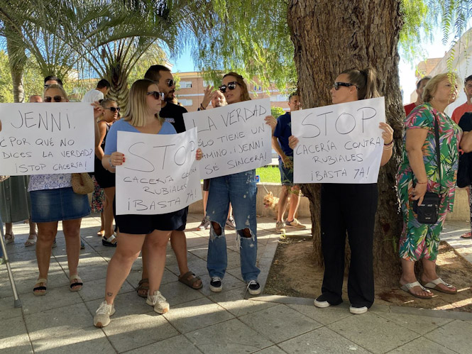 Vecinos se concentran ante la iglesia de Motril (Granada) donde la madre de Rubiales sigue en huelga de hambre (ESTHER FALCÓN/EUROPA PRESS)