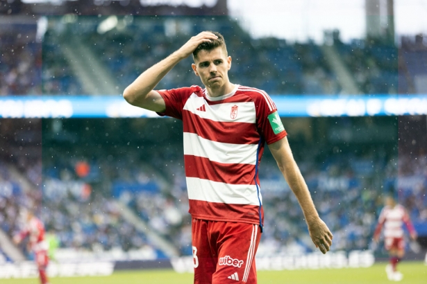 Gumbau se lleva la mano a la cabeza tras encajar un gol ante la Real Sociedad (LOF) Gumbau se lleva la mano a la cabeza tras encajar un gol ante la Real Sociedad (LOF)